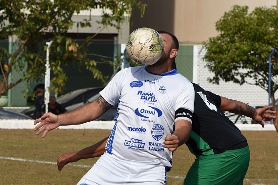  Vila Nogueira vence e segue líder na várzea