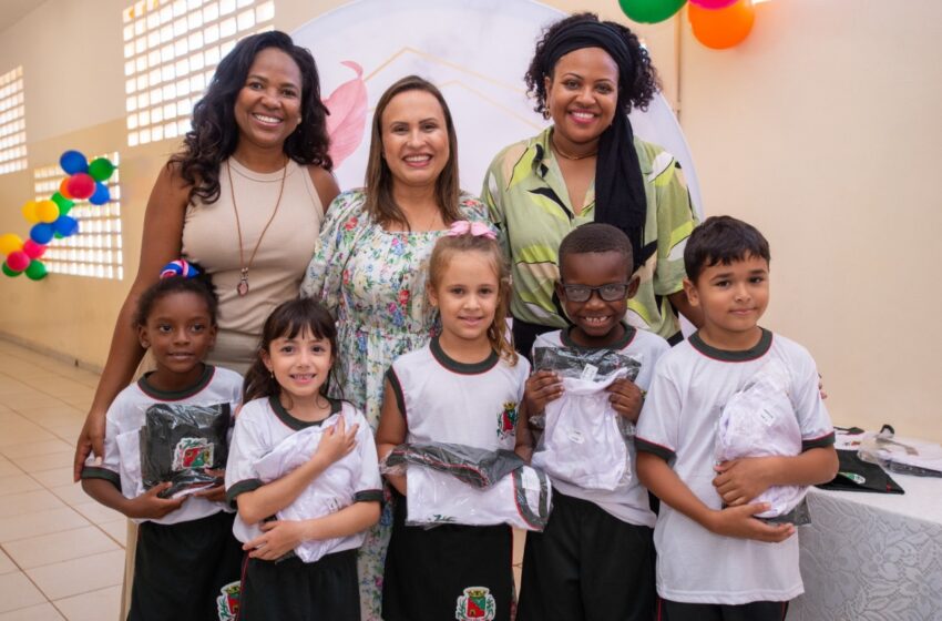  Prefeitura de Barretos entrega kits de brinquedos educativos e uniformes para Cemeis