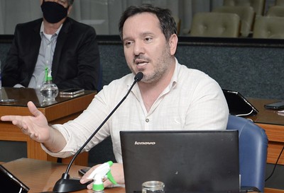  Comissão que analisa constitucionalidade de lei municipal é questionada na Câmara de Barretos
