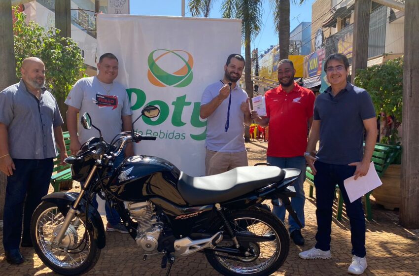  ACIB e Sincomercio entregam moto para ganhador de sorteio