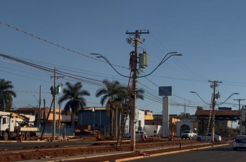  Barretos inicia retirada de postes no canteiro central da Necker Camargo como parte de projeto de reurbanização