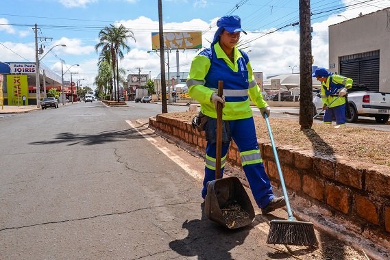  Varrição de ruas é feita em todos os bairros da cidade