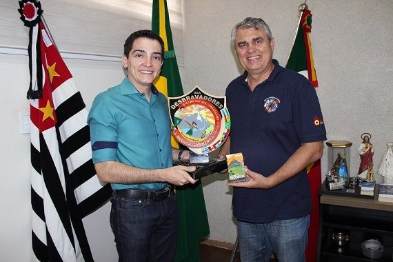  Prefeito de Barretos recebe Troféu Acampamento dos Desbravadores