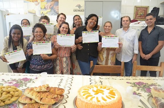  Formandos comemoram a conquista do diploma e uma nova profissão