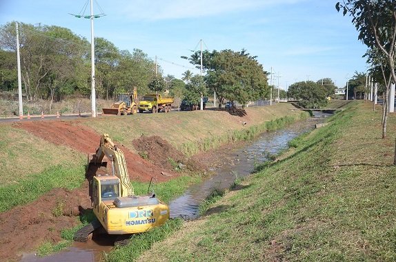  Prefeitura faz limpeza de córregos após pedido de Dutra