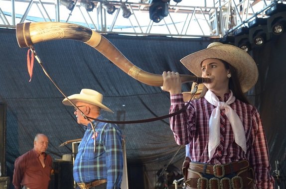  Mineira vence concurso do berrante no Festival da Tradição