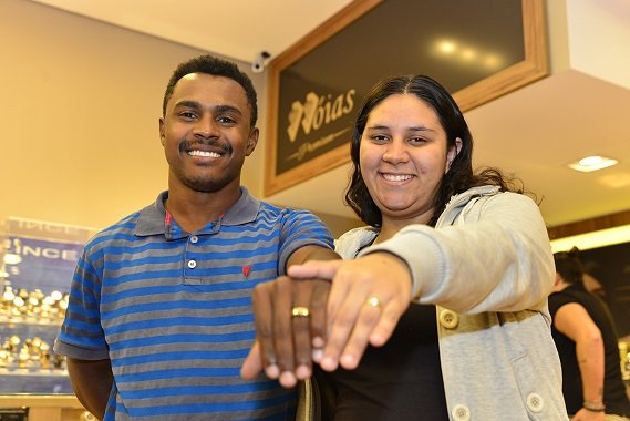  Aliança encontrada em shopping rende um novo símbolo de amor para casal