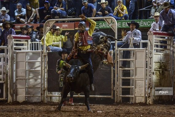  Rodeio Interestadual abre disputas na arena de Barretos