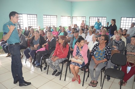  160 idosos ganham próteses dentárias