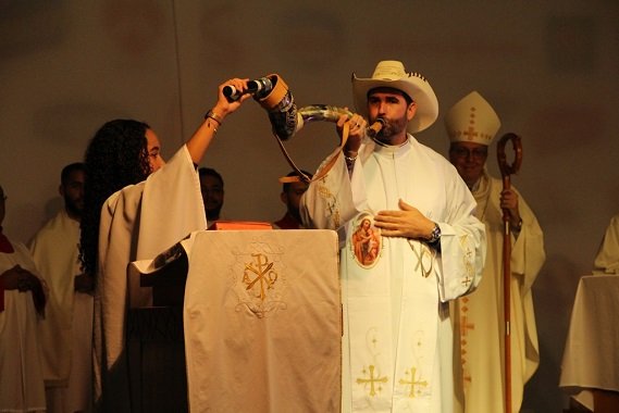  Centenas de fiéis participam da 16ª Missa na Festa do Peão de Barretos