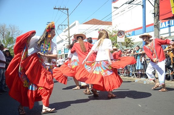  Desfile de Aniversário de Barretos ganha aplausos de milhares de pessoas