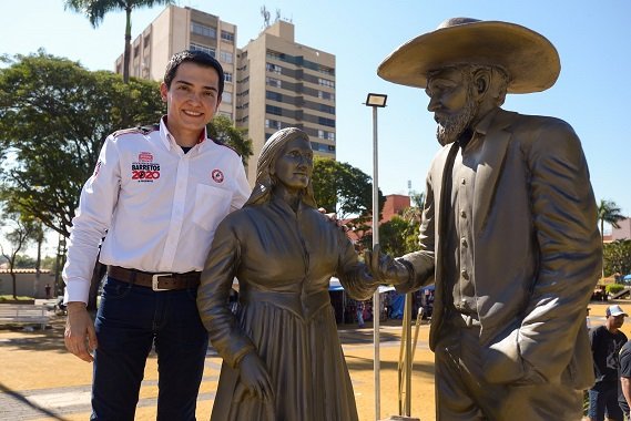  Inaugurado monumento que retrata famílias Marques e Barreto