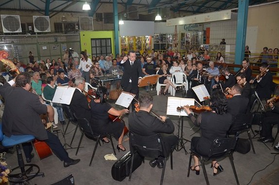  Concerto “Clássicos Sertanejos” emociona público no Mercadão Municipal