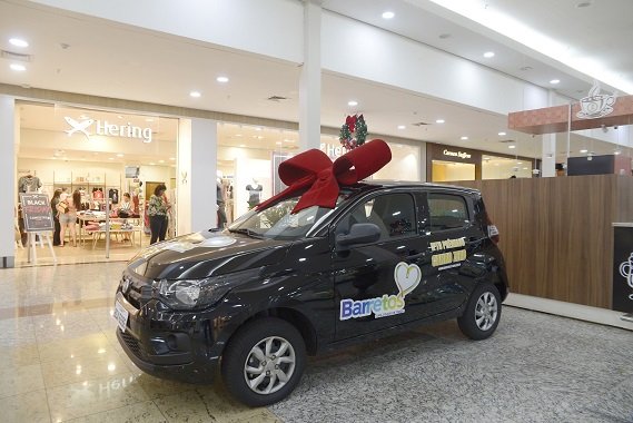  Carro da promoção IPTU premiado está em exposição no shopping