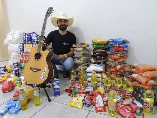  Marcus Tertto arrecada alimentos para entidades em ‘live’ beneficente