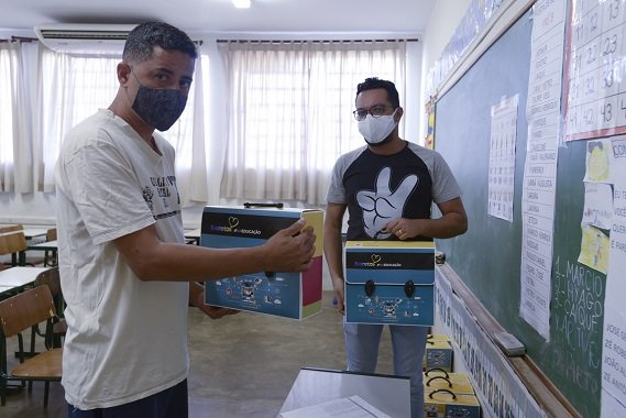  Escolas municipais entregam kits de material para aulas online