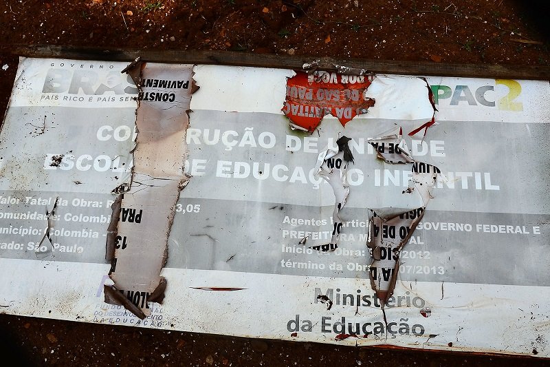  Parada há três anos, obra de escola segue abandonada em Colômbia