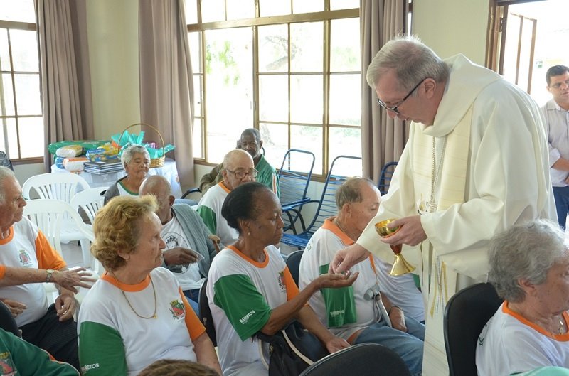  Idosos do CCI participam de missa em ação de graças celebrada por Dom Milton Kenan