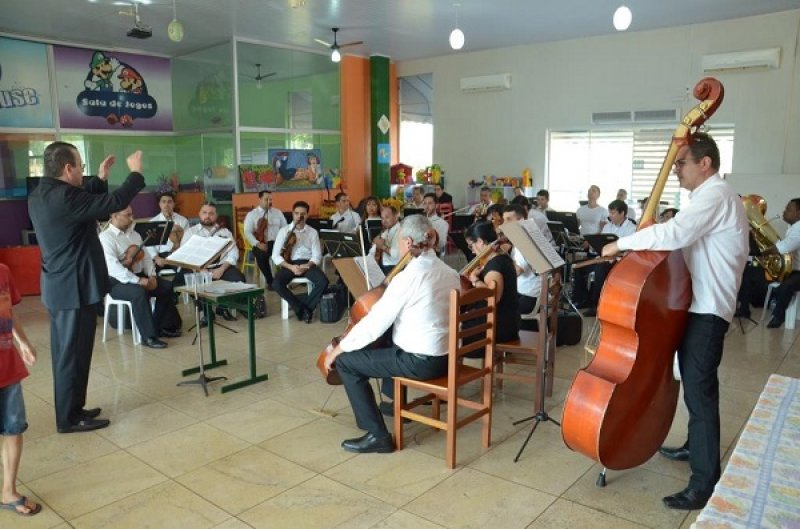  Acolhidos pela Casa Vovô Antônio assistem Concerto da Sinfônica Municipal