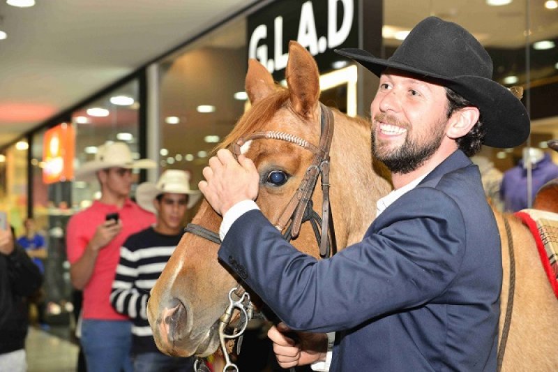  Filipe Masetti Leite surpreende ao chegar a cavalo para noite de autógrafos