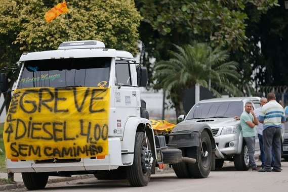  Protesto de caminhoneiros causa desabastecimento em São Paulo