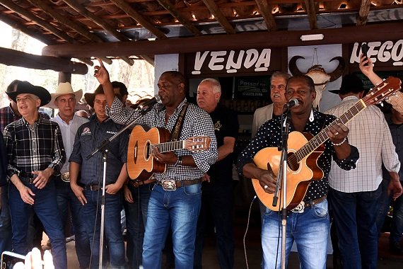  Governador canta moda e participa da Festa do Peão