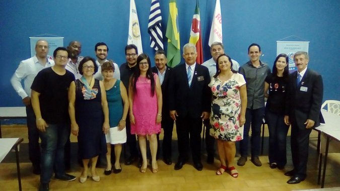  Rotary empossa novos membros durante visita do governador