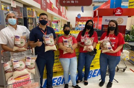 Rotary realiza arrecadação de alimentos na loja do Extra