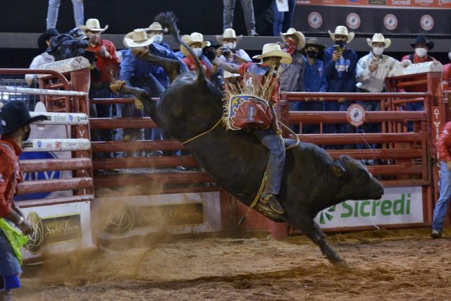 Com menor nota da final, brasileiro vence Rodeio Internacional em