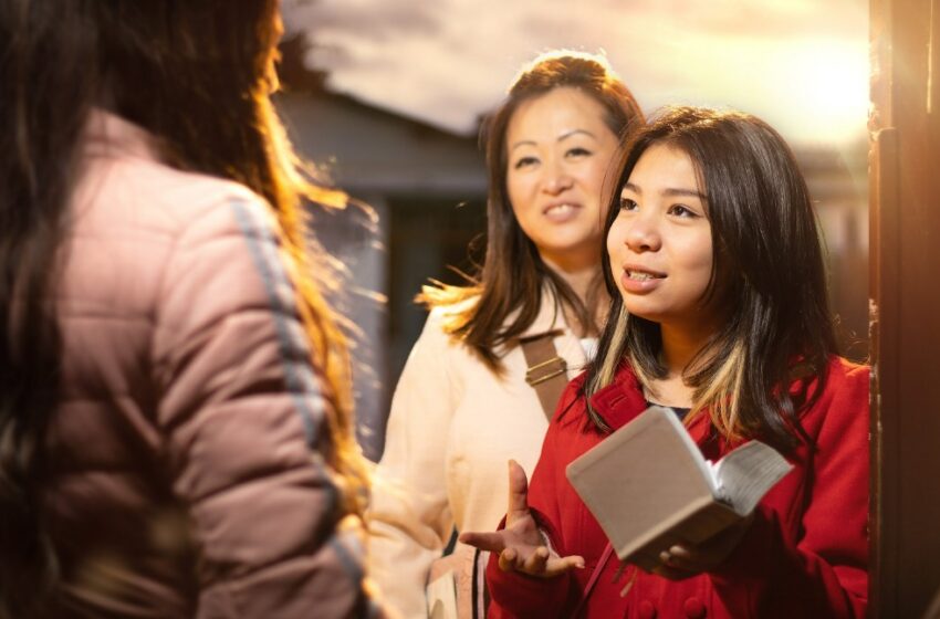  Campanha especial marca o retorno das visitas aos lares pelas Testemunhas de Jeová