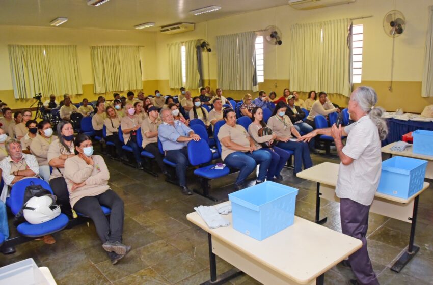  Médico sanitarista realiza treinamento para capturar escorpiões com segurança