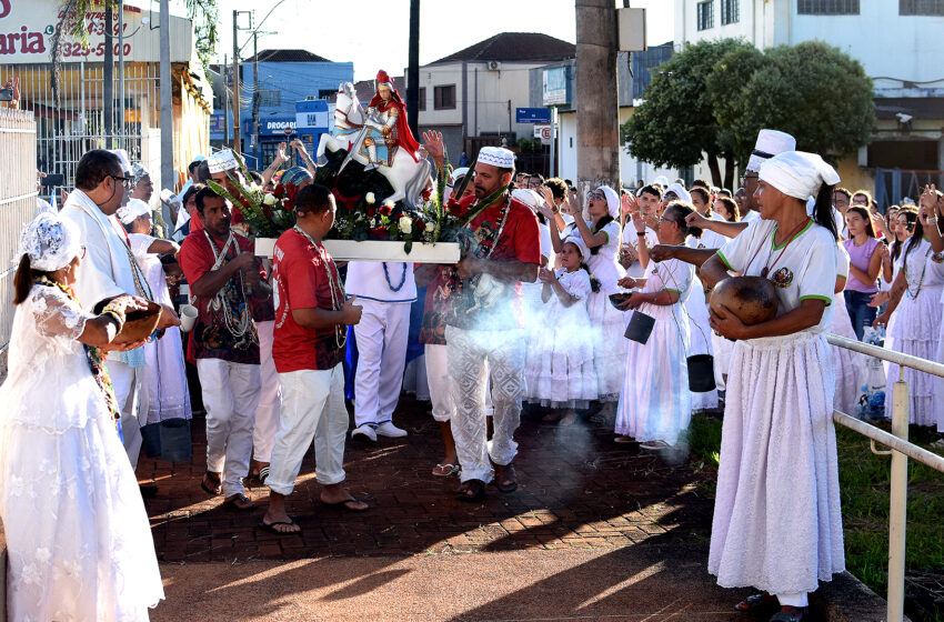  Festejos de São Jorge levam centenas às ruas de Barretos