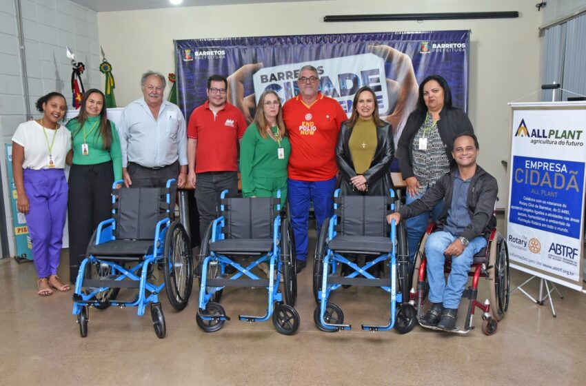  Rotary Club Barretos doa três cadeiras de rodas para pacientes atendidos pela Secretaria Municipal de Saúde