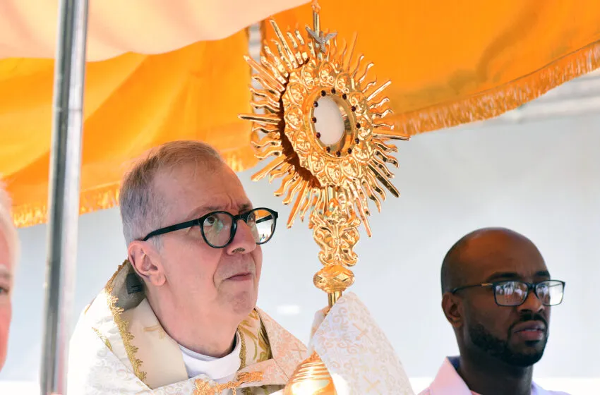  Católicos celebram a Festa do Corpo de Cristo