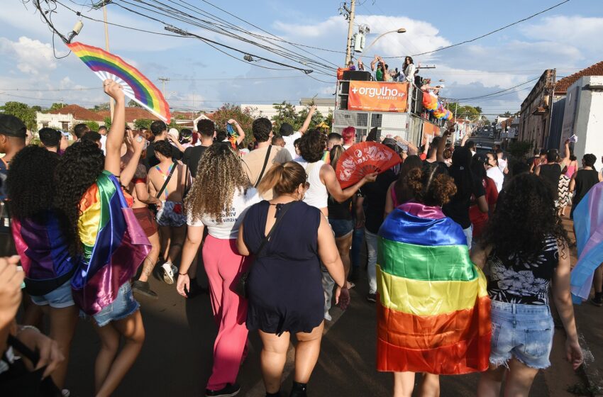  1ª Parada do Orgulho LGBTQIA+ em Barretos reúne mil participantes