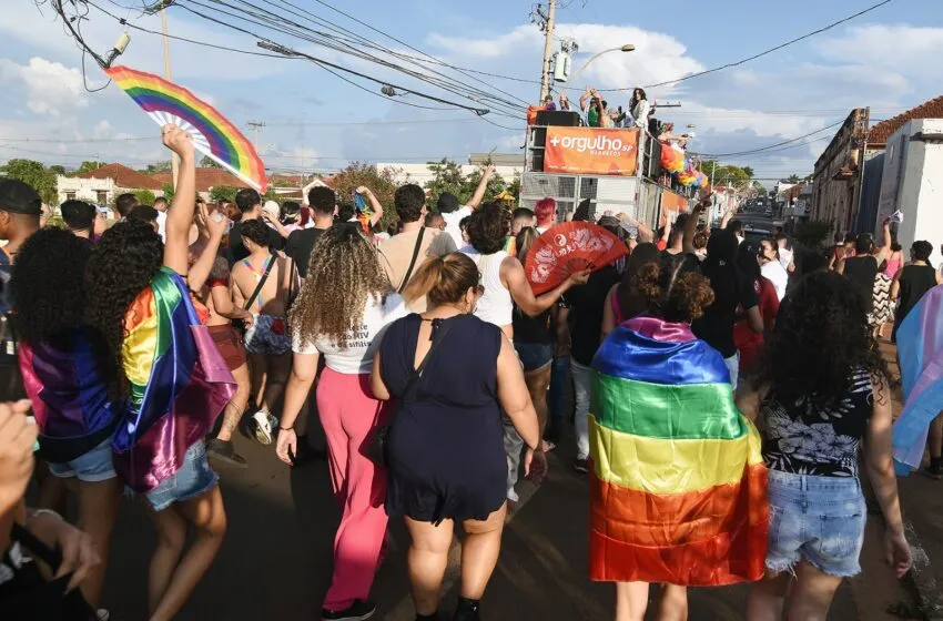 1ª Parada do Orgulho LGBTQIA+ em Barretos reúne mil participantes