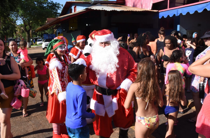  Chegada do Papai Noel anima famílias no Rio das Pedras