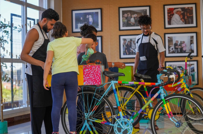  Crianças em tratamento no Hospital de Amor se divertem com oficina que usa bicicletas para pinturas, as “Splashcletas”