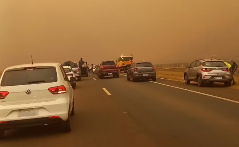  Onda de incêndios interdita rodovias e ameaça motoristas na região