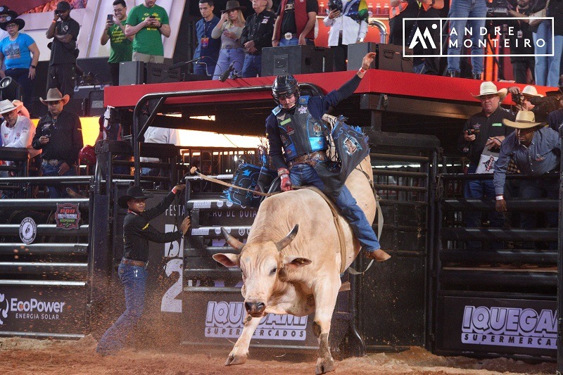  Domingo da Festa do Peão tem final da PBR Brazil, shows de Matheus & Kauan e Edson & Hudson e concurso da Queima do Alho