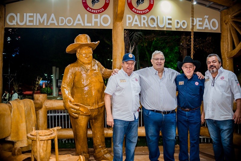  Monumento Viva a Festança! homenageia membro efetivo da Associação e Queima do Alho