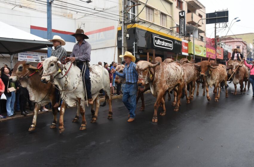  Desfile celebra 170 anos de Barretos com mais de 3 mil participantes