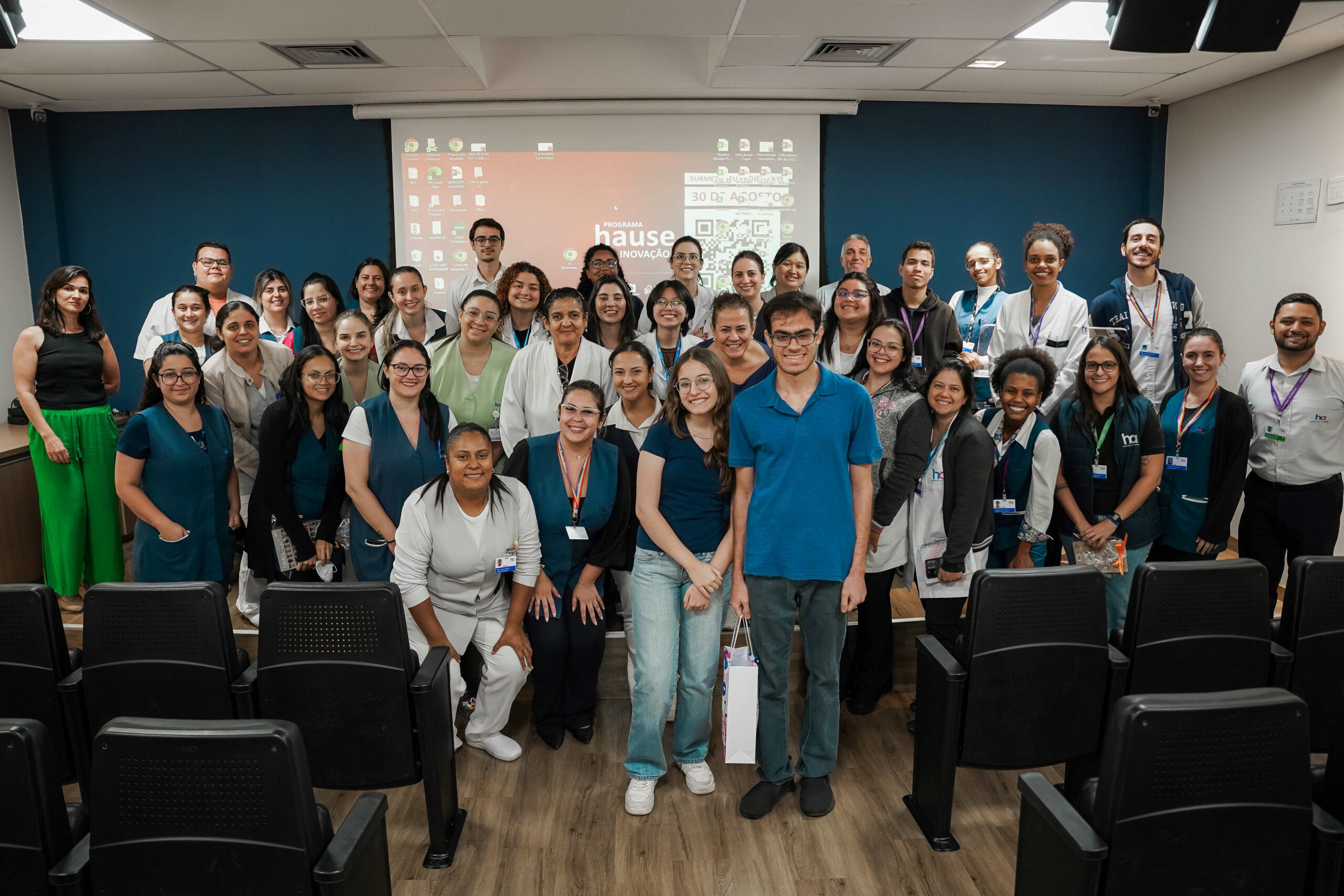  Jovem autista faz palestra para o programa de diversidade do Instituto Sociocultural do Hospital de Amor