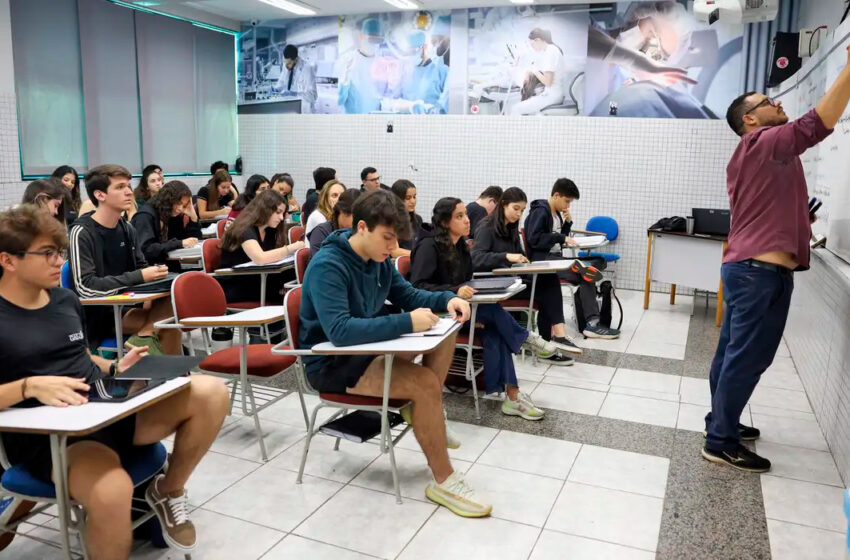  Candidatos se preparam para prova de redação do Enem no domingo