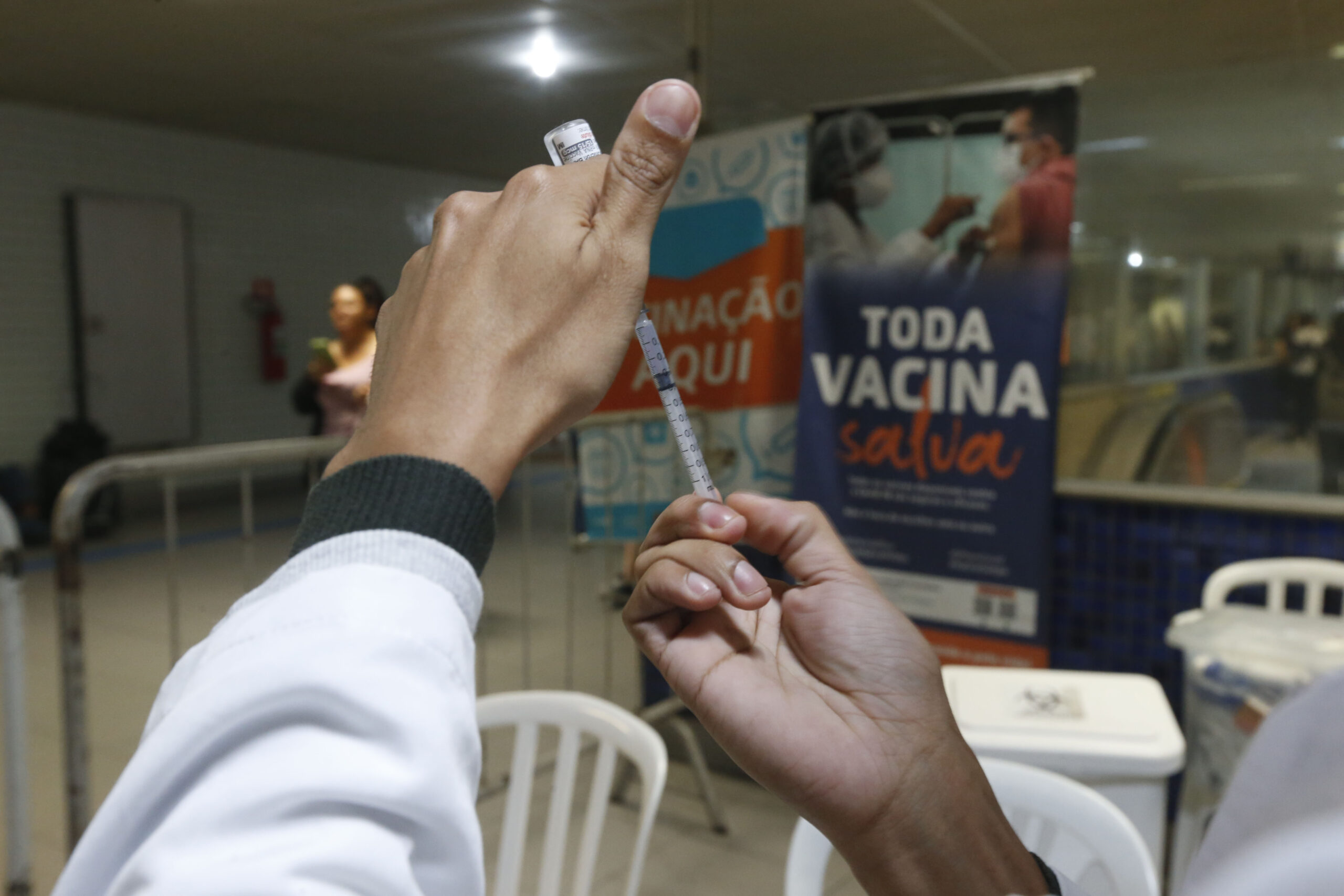  Covid-19: Médicos alertam sobre falta de vacinas, e doença registra mais de 5 mil mortes no ano, segundo O Globo