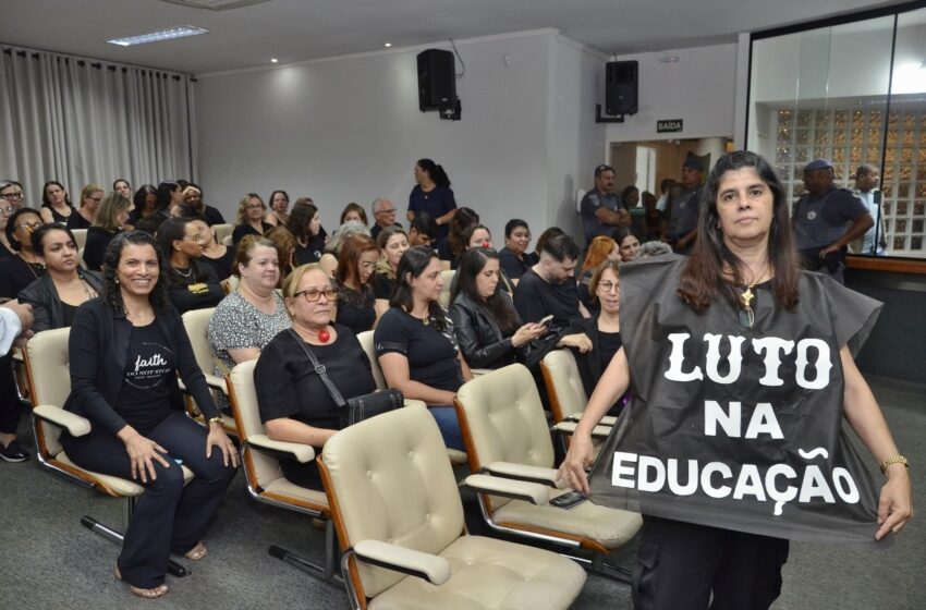  Professores ocupam Câmara de Barretos em protesto contra corte salarial durante sessão ordinária