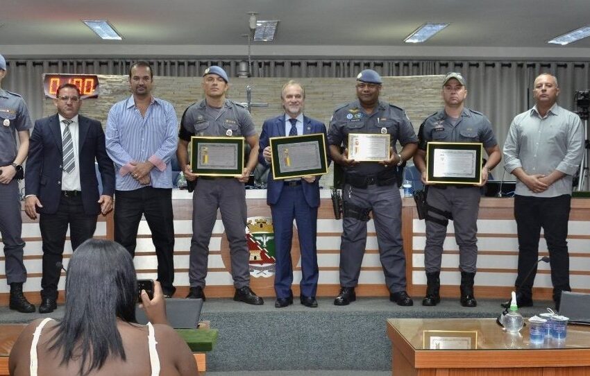  Deputado estadual Dirceu Dalben e policiais militares Eusébio Pires e Uewerton Ferreira recebem títulos da Câmara