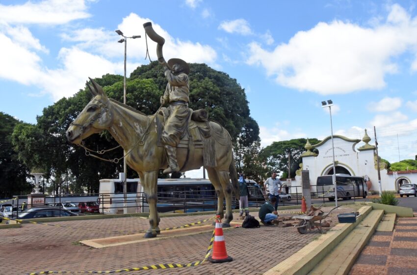  Prefeitura de Barretos realiza manutenção na base do monumento “O Berranteiro”