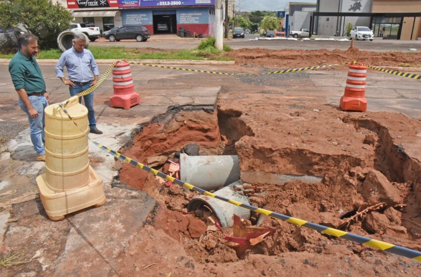  Secretários inspecionam obra na Av. Engenheiro Necker de Camargo após fortes chuvas