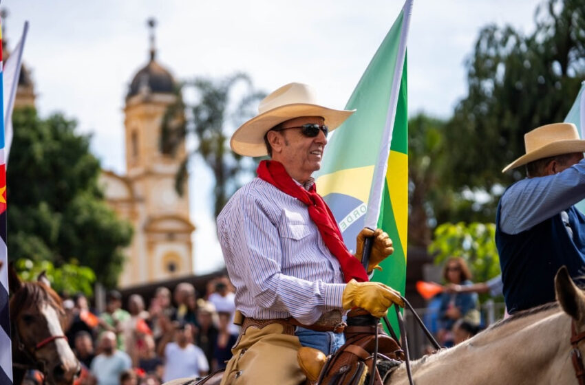  Barretos celebra suas raízes com desfile cultural que lota Praça Francisco Barreto